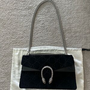 Large gucci bag (shoulder or cross body)